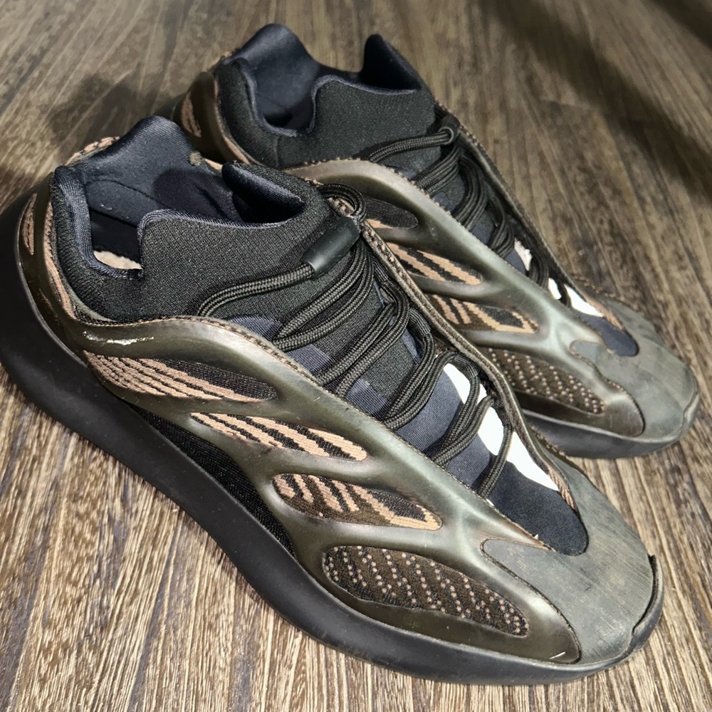 adidas Yeezy 700 V3